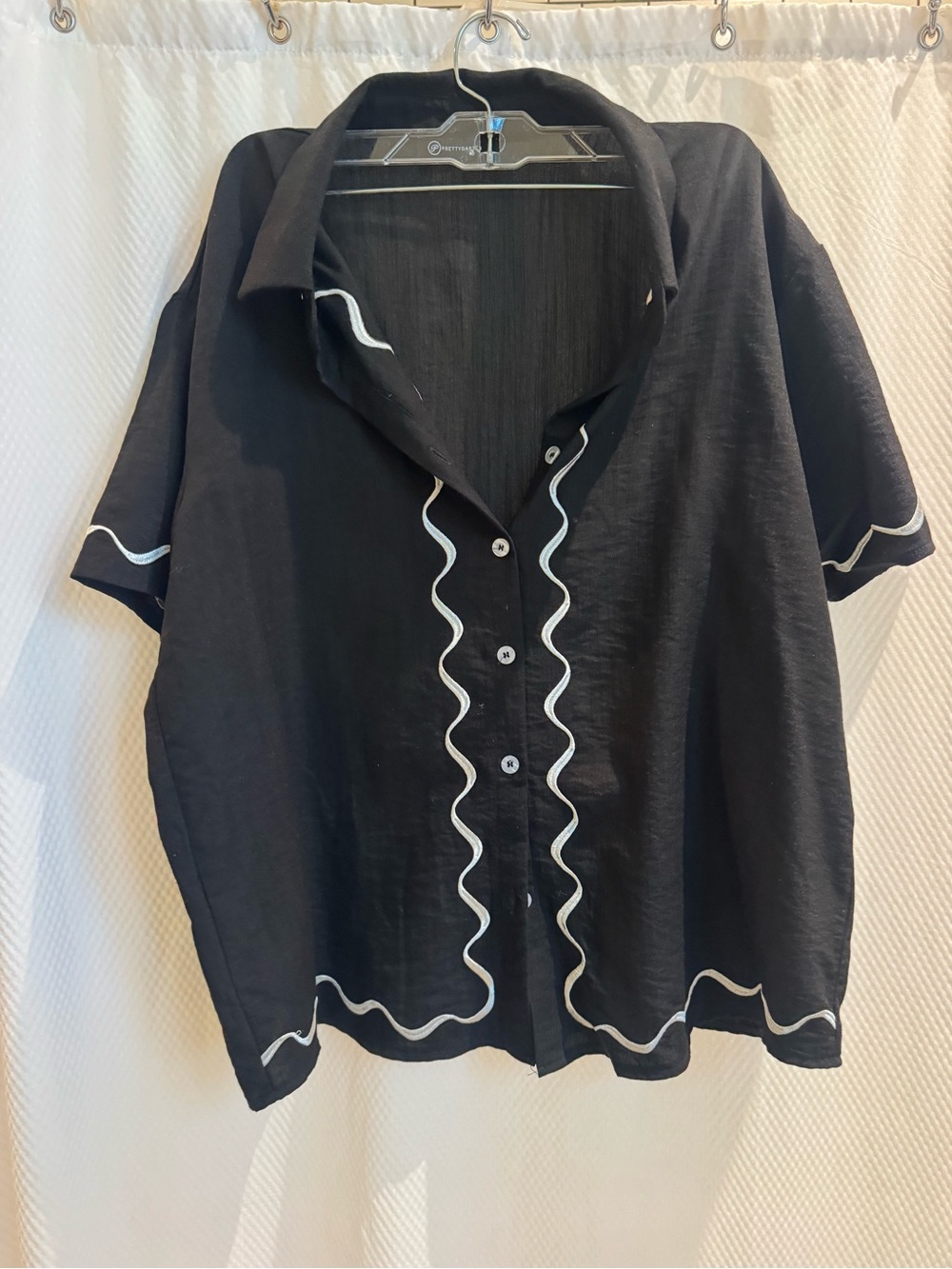 Wavy Trim Black Short-Sleeve Button-Down Shirt